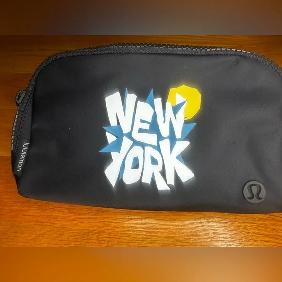 Lululemon Everywhere Belt Bag New York Graphic Black NWT - Picture 2 of 8